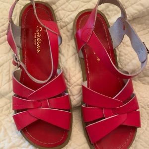 Women’s size 9/ youth size 7 Saltwater Sandals